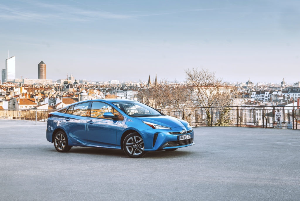 La Prius de Toyota permet de rouler sur l'autoroute en consommant peu de carburant 