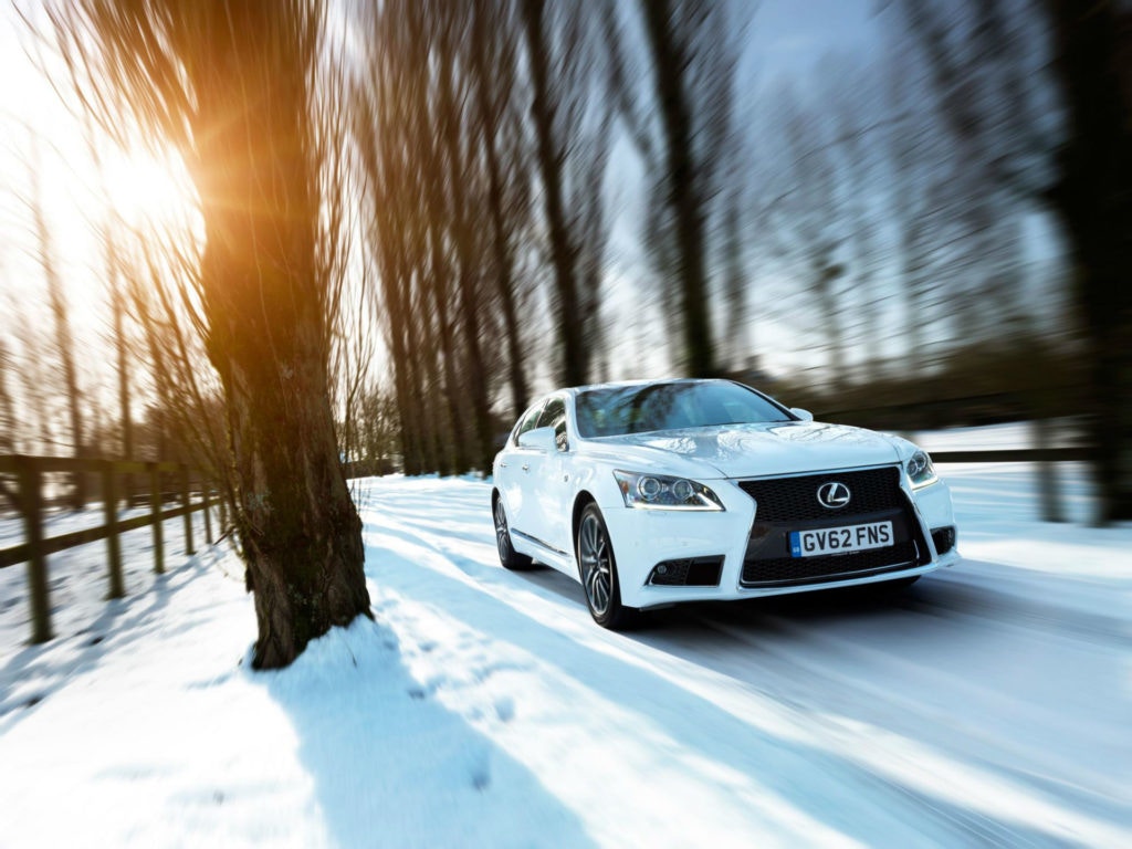 La berline de luxe Lexus LS dans la neige