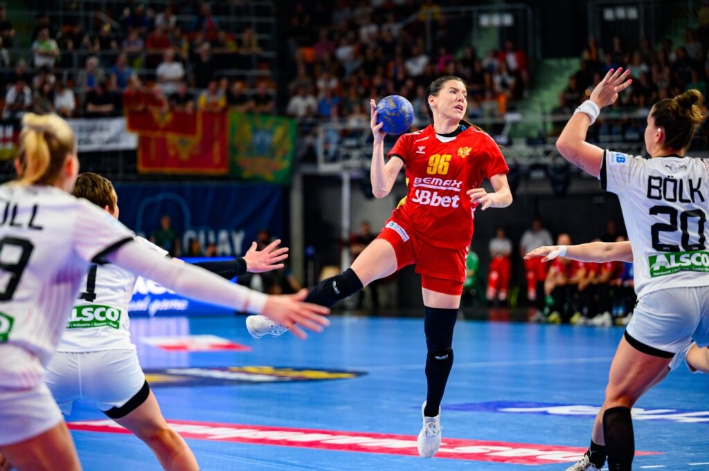 women playing handball