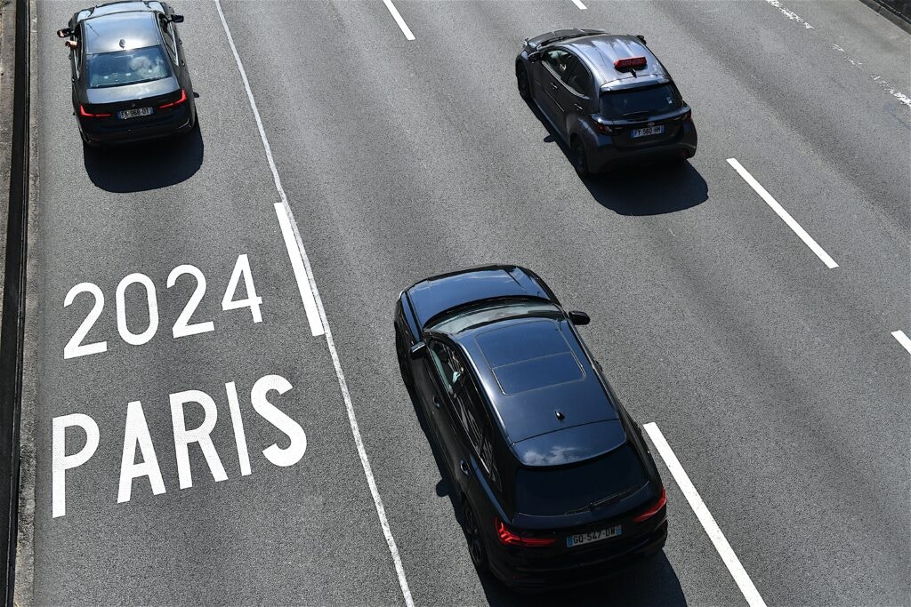 paris roads with cars on them