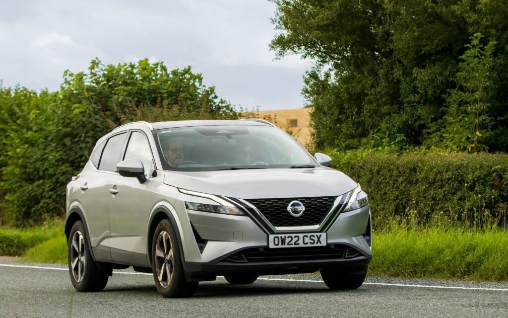 silver nissan qashqai