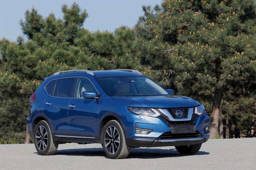 a blue Nissan X trail